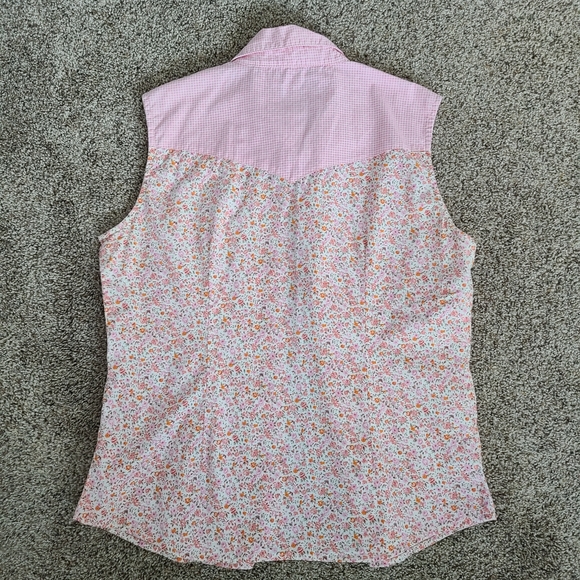 Sleeveless Button-down Blouse - Picture 2 of 3